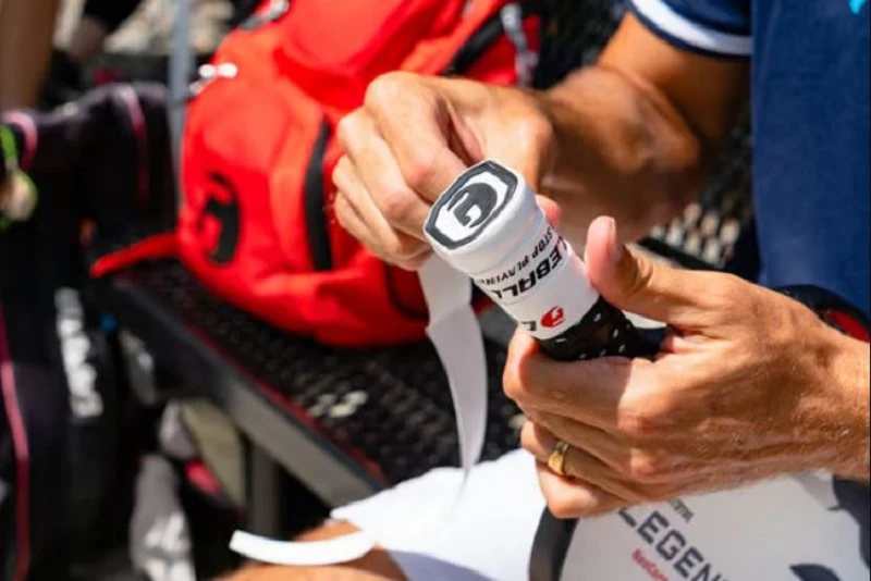 cach quan can vot cau long 5